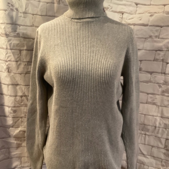 “LAUREN” RIBBED GREY LONG SLEEVED TURTLENECK. - Picture 5 of 14